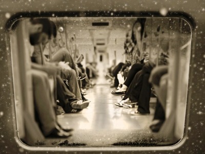 지하철-의자에-앉은-사람들