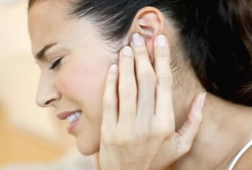 뇌수막종으로 인한 귀 통증을 호소하는 여성
