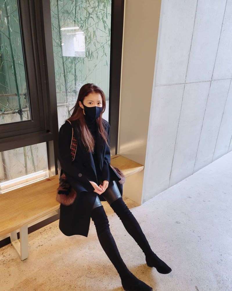  이시영,  앉아있어도 느껴지는 비율 깡패…민낯도 여신  [SNS컷]