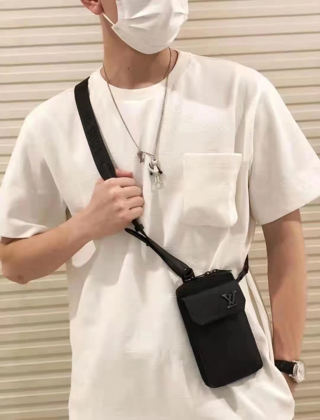  [LOUIS VUITTON] 루이비통 시그니쳐 3D 포켓 모노그램 반팔 티셔츠 1A5VI3 (2 COLOR)