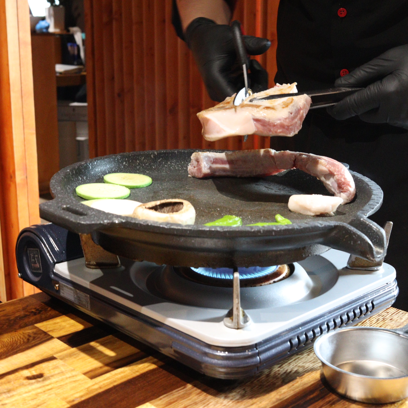  강남역 삼겹살 '다몽집' 고기구워주는 곳