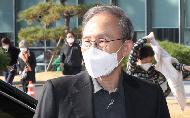  이명박 전 대통령 형집행정지 3개월 결정 일시 석방 경기 안양교도소에 수감돼 있던 이명박(81) 전 대통령 당뇨 기관지염 지병 입원과 퇴원 반복 서울대 병원에 입원 중