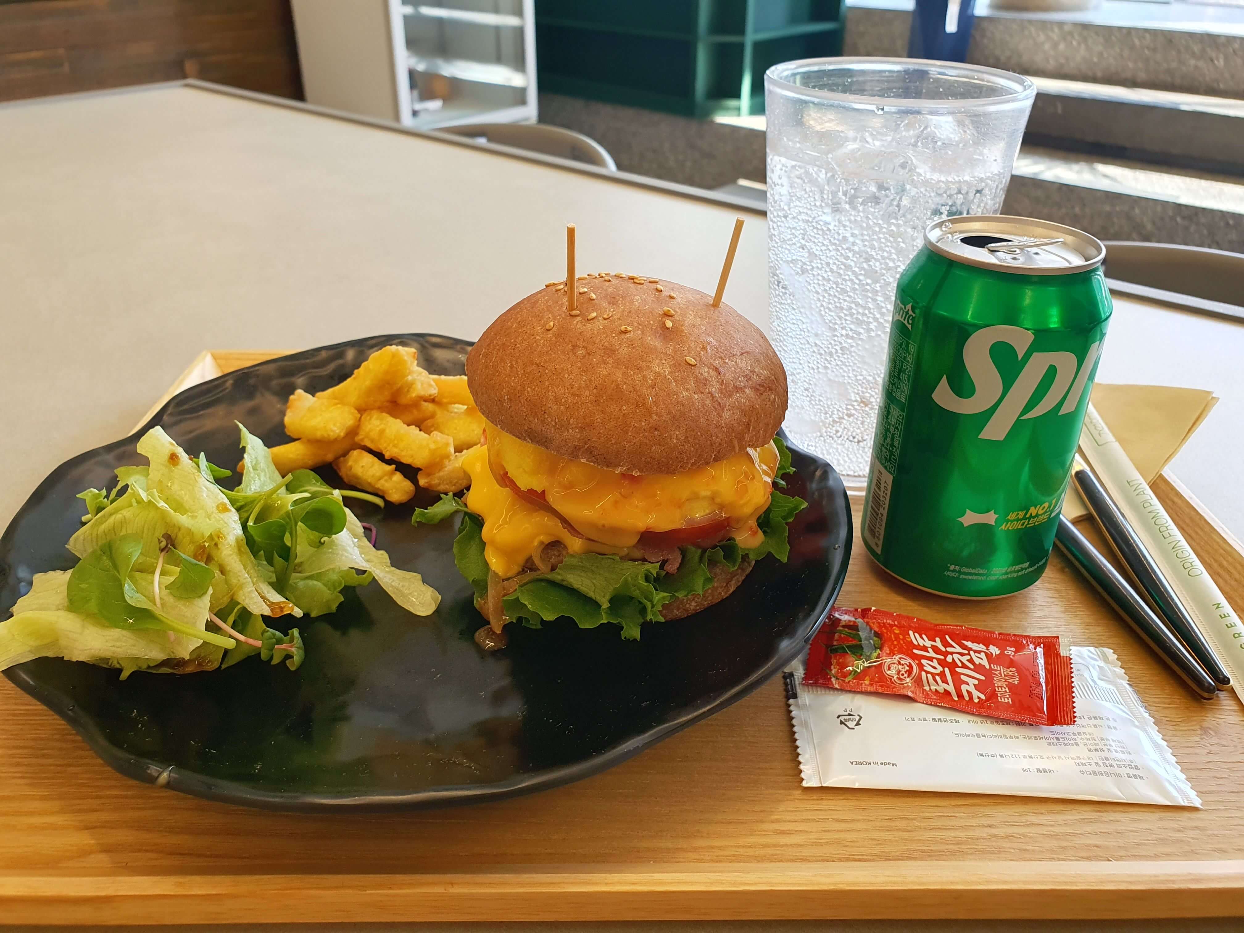  전주 맛있는 수제버거 점심으로 먹어도 부족하지 않은 양.