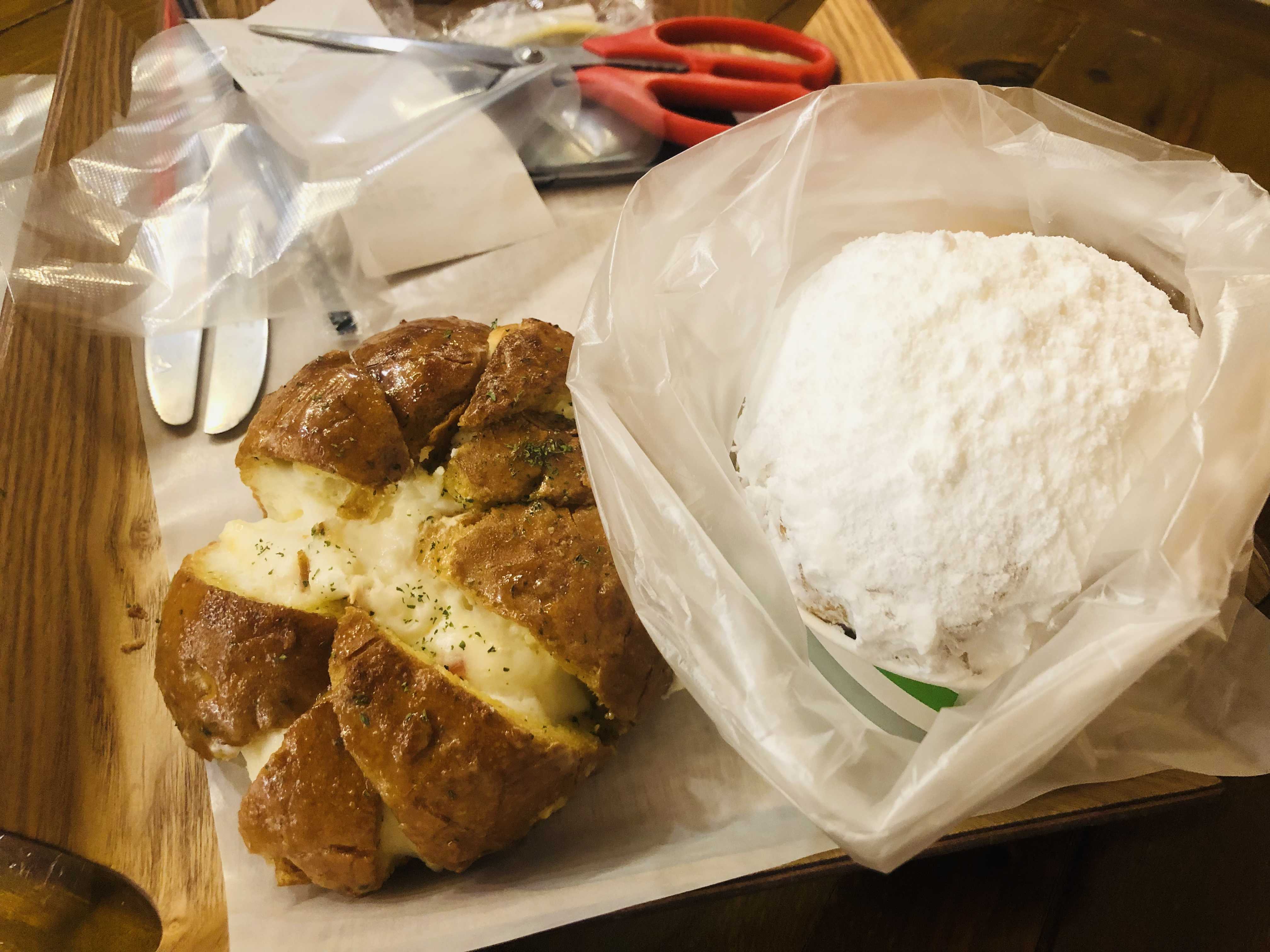  산 끝자락에 육쪽마늘빵이 유명한 산정호수 빵명장
