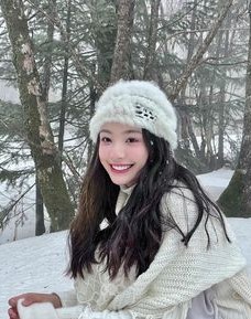 시키의 하이쿠를 좋아하는 여자. 겨울 하얀 눈 속에서 웃고 있다