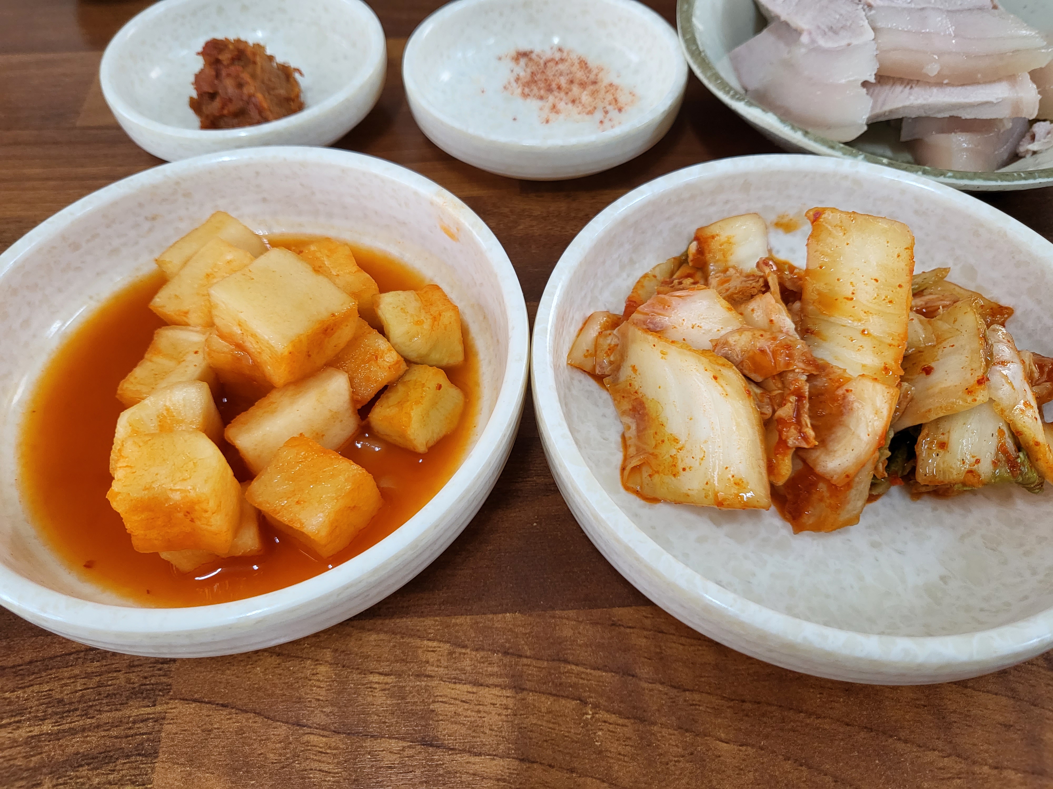 깍두기와 김치는 시큼하고 시원한 맛이라 고기국수와 잘 어울렸다.