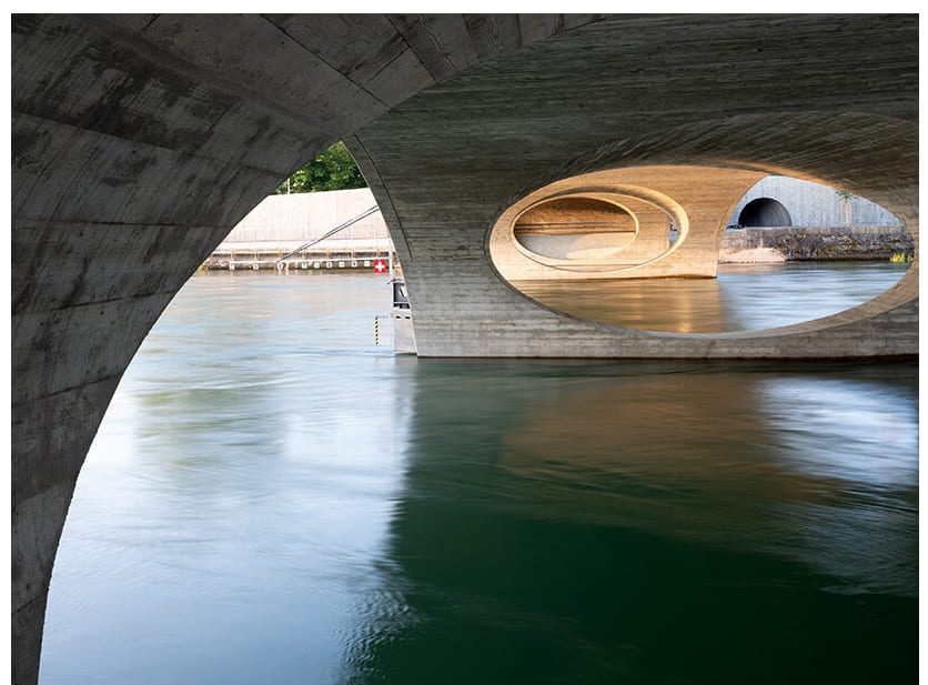스위스 강변의 아름다운 일체형 아치 교량 Christ & gantenbein complements swiss riverside with gently arched concrete bridge