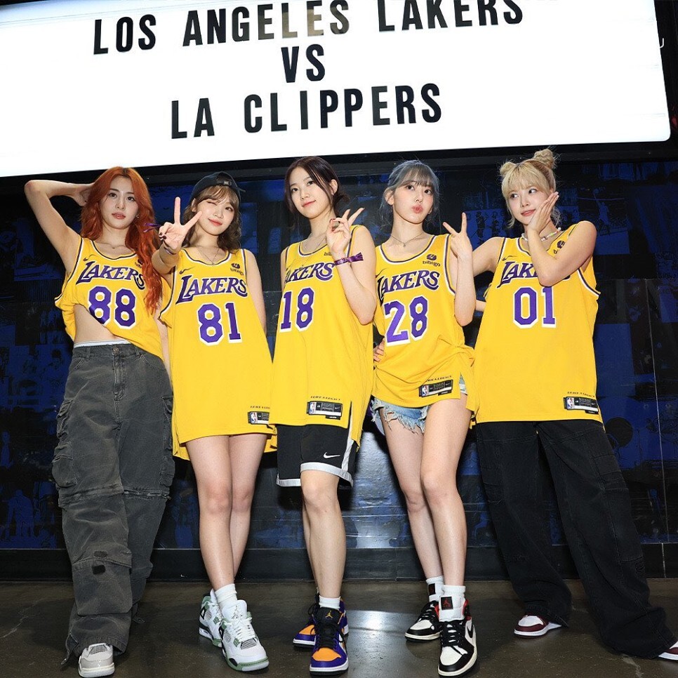  르세라핌 카즈하·허윤진, 흘러내린 은근한 유혹...NBA 레이커스 홈경기 방문