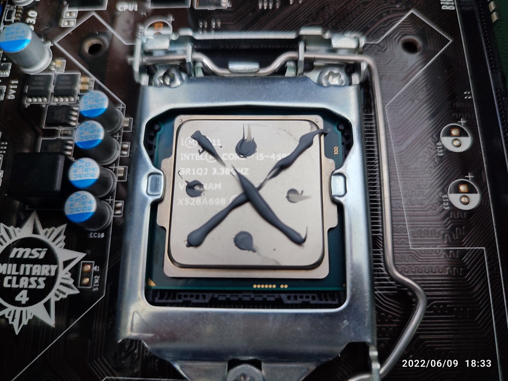 서멀 컴파운드를 당구장 마크로 재도포하고 있습니다.