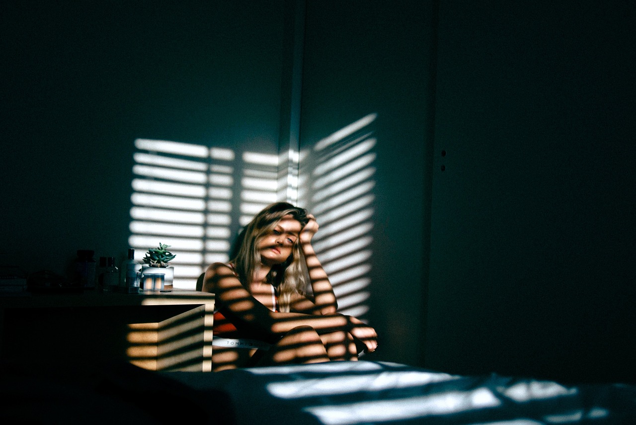 어둠속 중년여성의 모습, middle age woman in darkness, 사진:<a href="https://pixabay.com/ko//?utm_source=link-attribution&utm_medium=referral&utm_campaign=image&utm_content=2592011">Pixabay</a>로부터 입수된 <a href="https://pixabay.com/ko/users/stocksnap-894430/?utm_source=link-attribution&utm_medium=referral&utm_campaign=image&utm_content=2592011">StockSnap</a>님의 이미지 입니다.