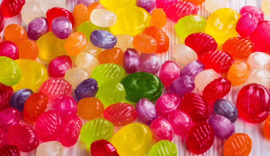 저혈당에 좋은 음식 여러 가지 색상의 사탕이 놓여 있다