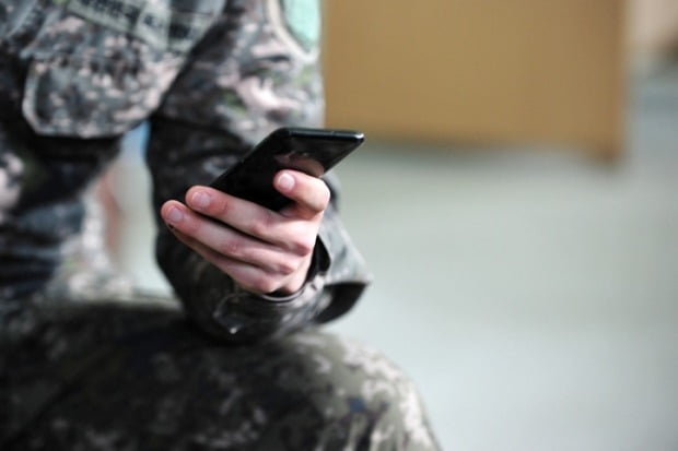 군대 내에서 휴대전화를 사용하는 병사