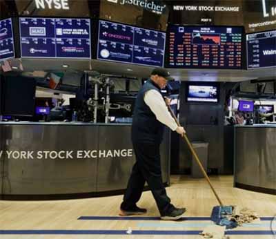 큰 행사를 앞둔 엇갈린 분위기