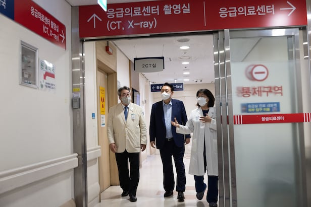 남조선 최고 존엄께서는 쑈 순시를 하시오면서 응급실 병상이 텅 비어 있음에 남조선이 평화롭다고 하시었습니다