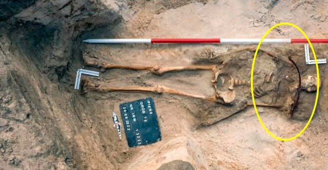 지난해 9월 발굴된 여성 유골의 모습. 목 위쪽에는 낫이 놓여있다.