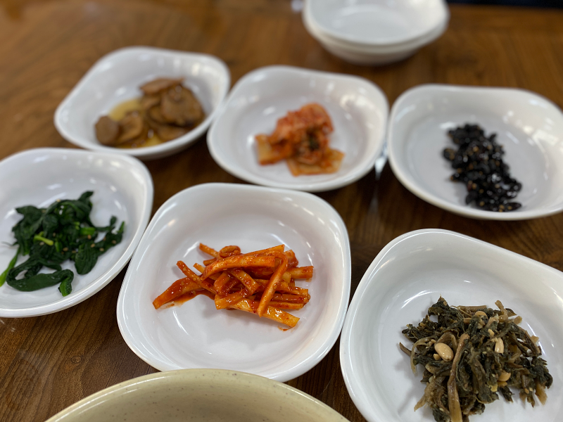 작은 접시에 나오는 밑반찬들