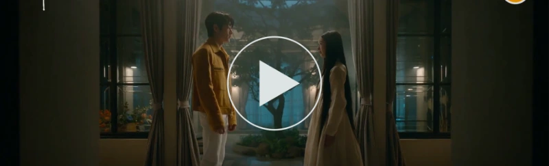 치감의 집에서 노란 가죽 자켓을 입은 단등명과 하얀 조선시대 소복을 입은 김소저가 서로 마주보고 서있는 아씨 두리안 5회 장면