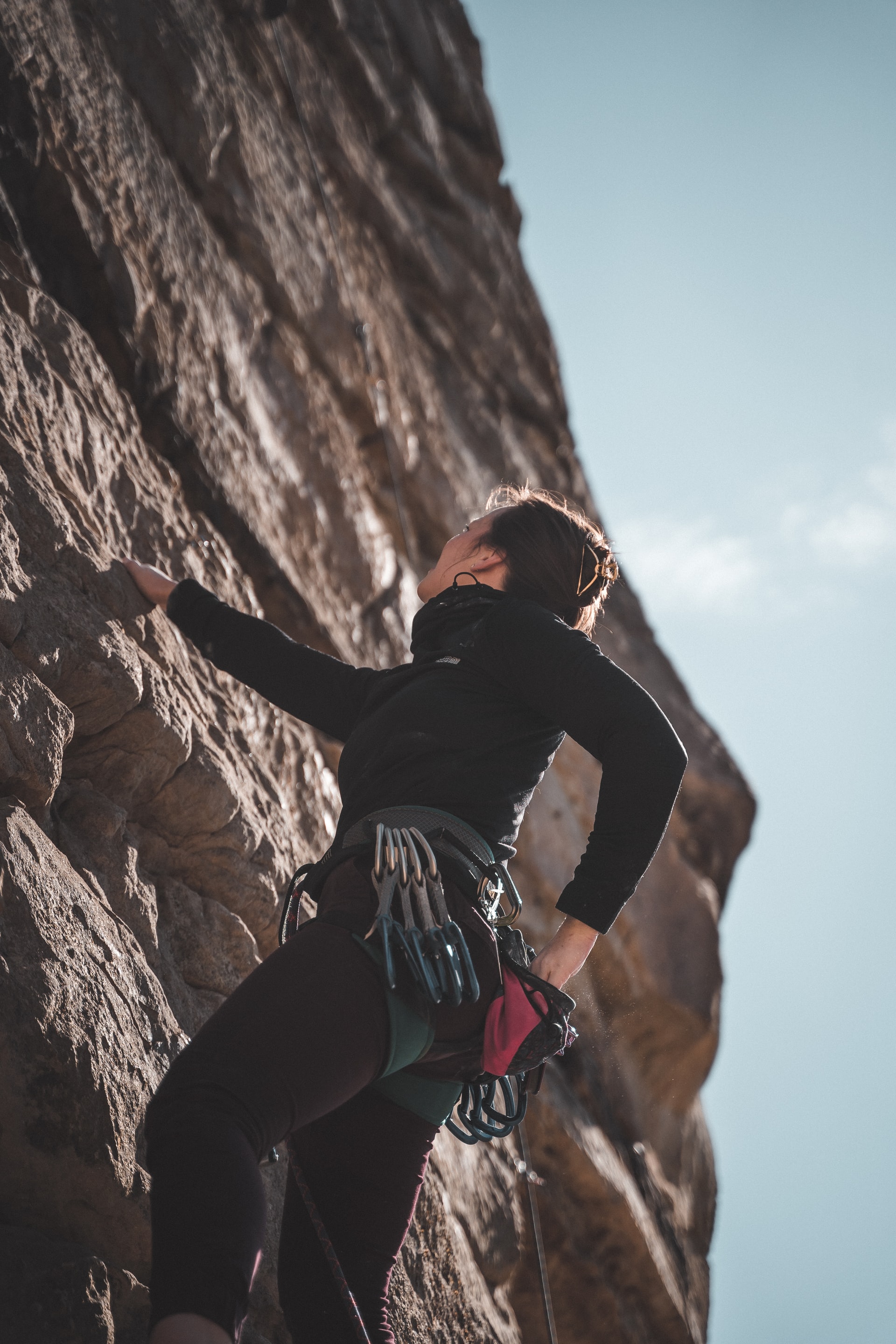 Woman rock climbing 암벽등반 하는 여자