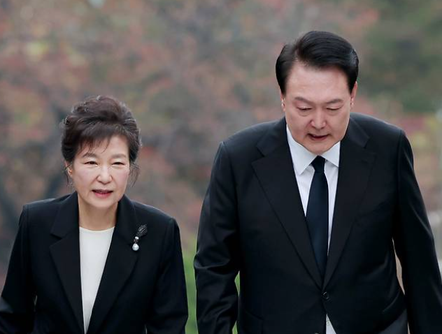 박근혜&amp;#44; 윤석열 전대통룡이 나란히 걷는 모습 사진