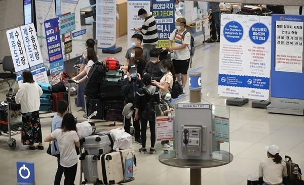  인천공항 보안요원 정규직 고용 '후폭풍'