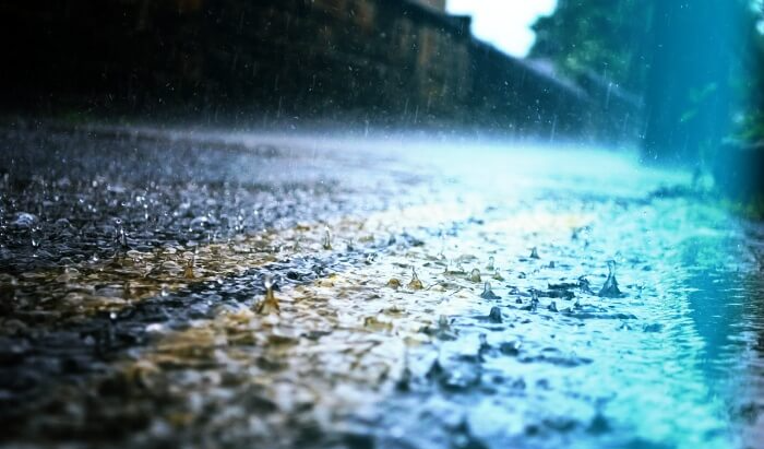 폭우가-내리는-도로