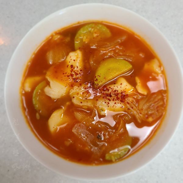  비가오면 생각나는 김치수제비 맛있게 끓이는법 수제비 반죽 만드는 법까지