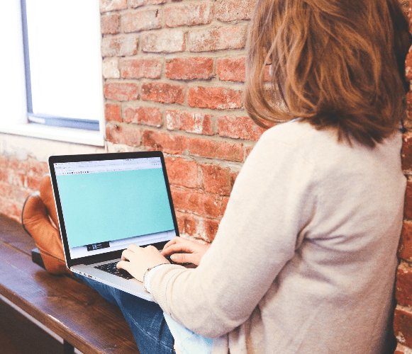 노트북-하고있는-여자-사진