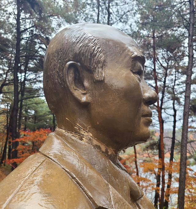  톱질 당한 전두환 동상 이번엔 철선 5·18단체 동상 철거를 충북 5·18단체, 동상 철거 요구 퍼포먼스 한때 청남대 관리사업소와 실랑이도 동상과 시설 훼손 우려가 있어 제지한 것