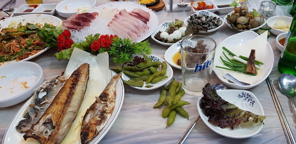  밥상머리 예절 못받았냐고 난리치는 친구 썰...