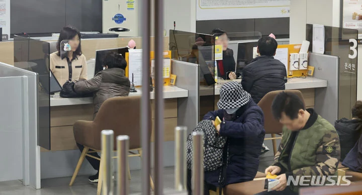 신용점수 900점도 &quot;돈 빌리기 어렵네&quot;-좁아진 대출문