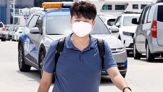  尹문자 파문에 침묵 깬 이준석, '싸움닭' 대신 뜻밖의 반응