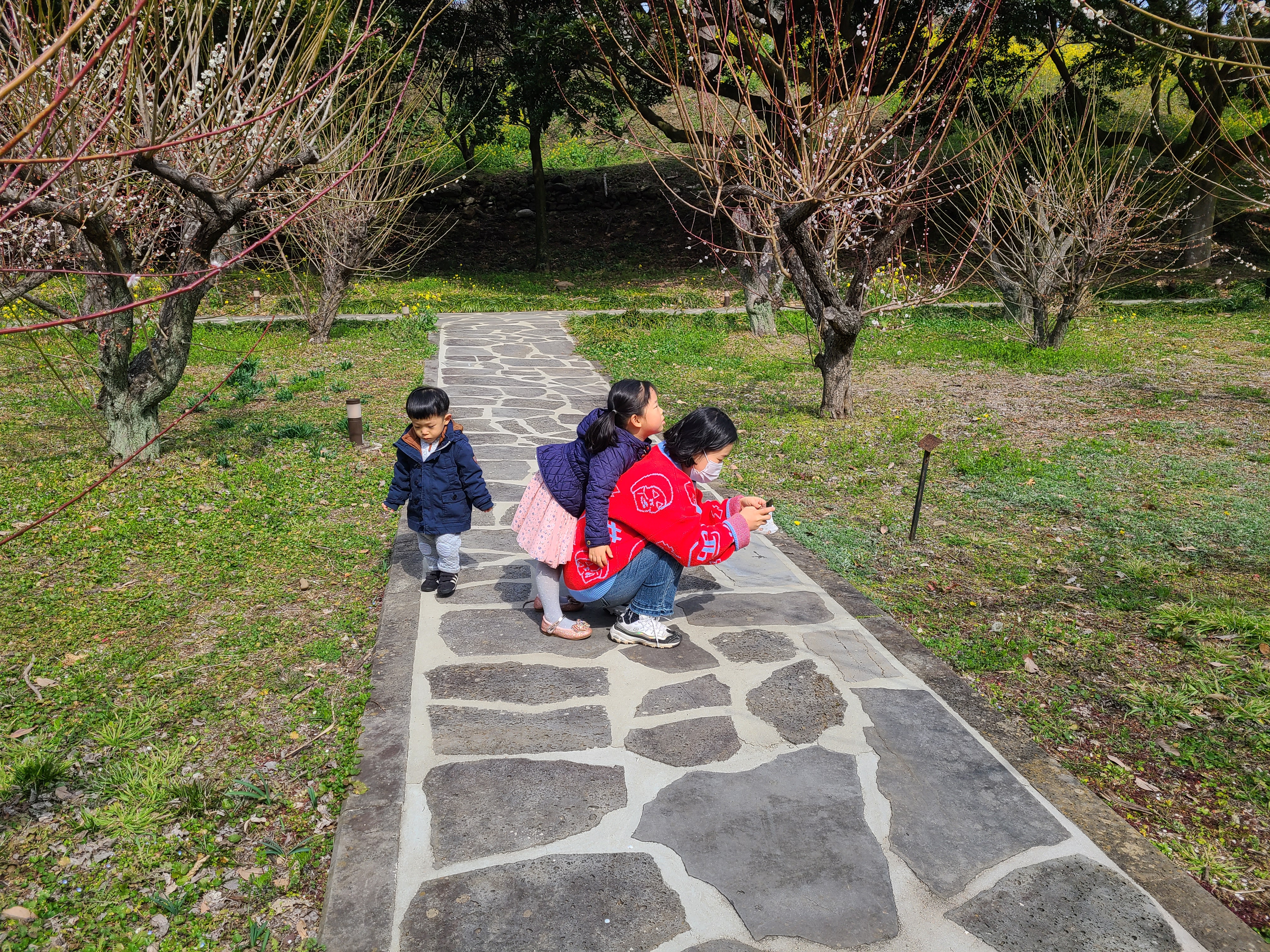 아내와 지아 하준이가 걸매생태공원에서 노는 모습