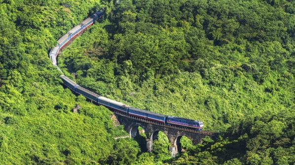 베트남&#44; 587억 달러 사상 최대 규모 고속철도 프로젝트 추진&#44;&#44;&#44;한국건설사 수주 기대 Vietnam Considers $58.7 Billion High-speed Railway