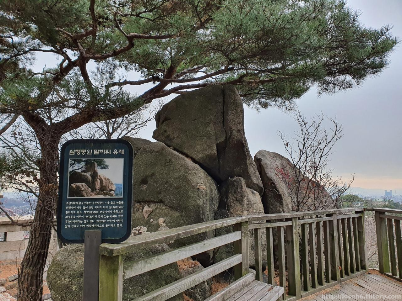 북악산_北岳山_Bukaksan/삼청공원 말바위 유래

설명서 표지판 뒤에 말바위가 보이네요