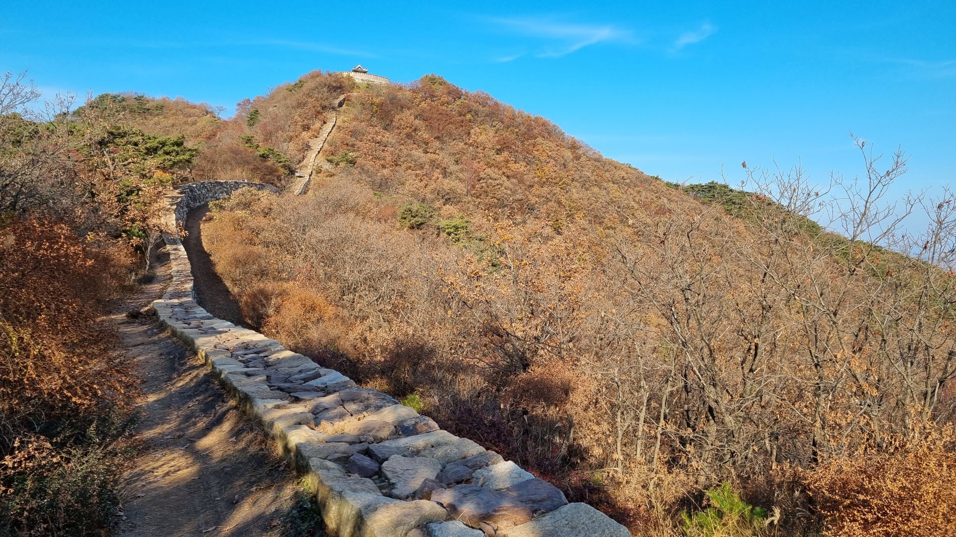 산 꼭대기에 장대&#44; 멀리 보입니다. 푸른 하늘&#44;