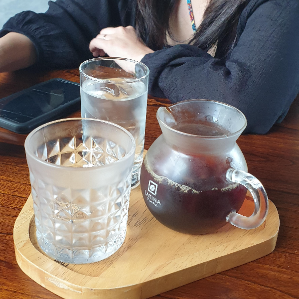 발리 카페 투어: 짐바란(Jimbaran) 지역의 70 Fahrenheit Koffie CAFE_아이스커피