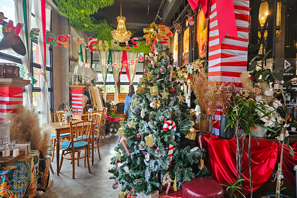 깜팽펫 카페 내부 크리스마스 트리와 붉은 톤의 소품 인테리어