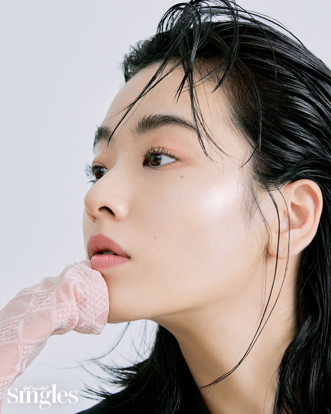  배우 이주영의 당당함과 청초함을 넘나드는 비주얼 화보를 공개