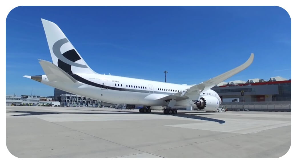 대한항공의 VIP 전용기 보잉 B787 BBJ가 공항에 착륙해있는 모습