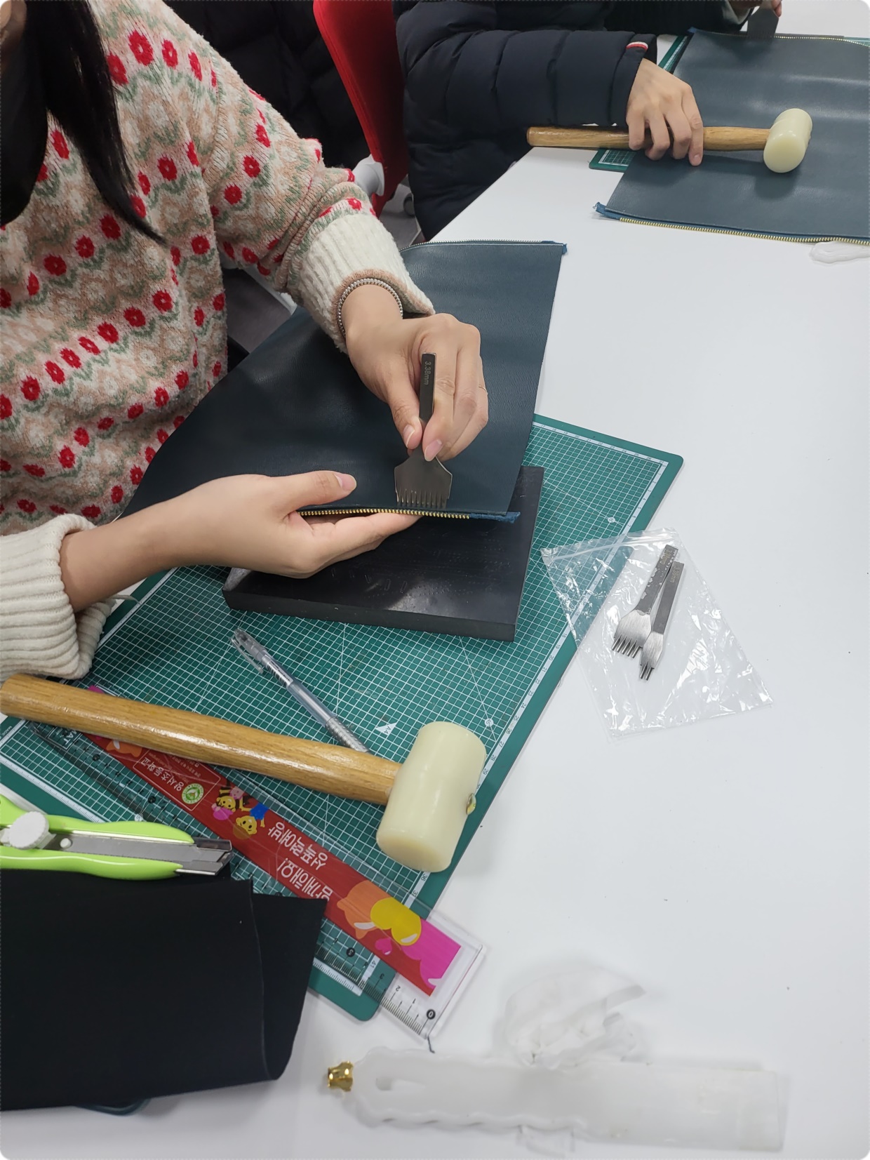  포항 청춘 센터에서 진행한 가죽공예 클래스 클러치 만들기 그 세번째 이야기 앳지 바르기 [포항 오유가죽공방]