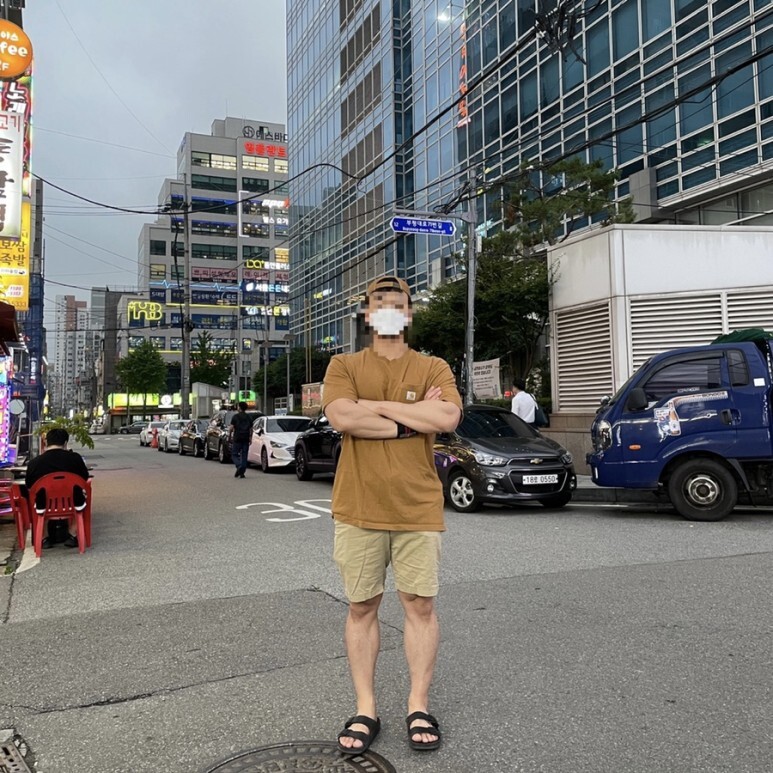 데일리룩(오뭘입)칼하트 오데사 볼캡 브라운, 칼하트 반팔, 유니클로 치노 하프 팬츠, 버켄스탁 슬리퍼, 데일리룩, 데일리코디, 데일리패션, ootd