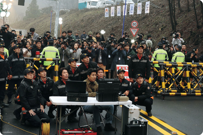 영화 내 재난 상황으로 모인 각 부서와 집단의 모습