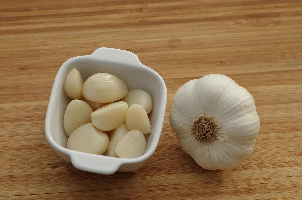 깐 마늘이 그릇에 담겨 있다