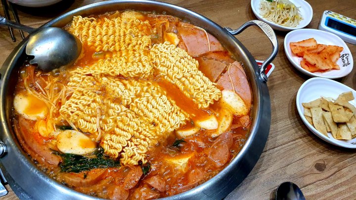 
라면-사리가-들어간-부대찌개
