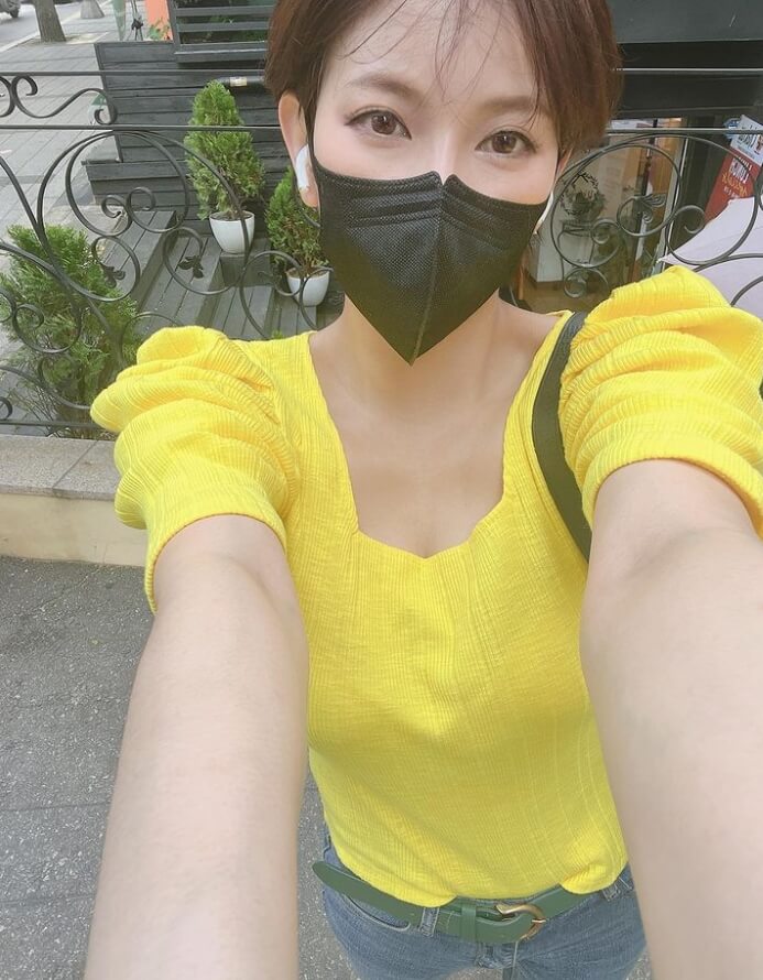 노란색블라우스를입고있는-마스크를쓴여성의모습