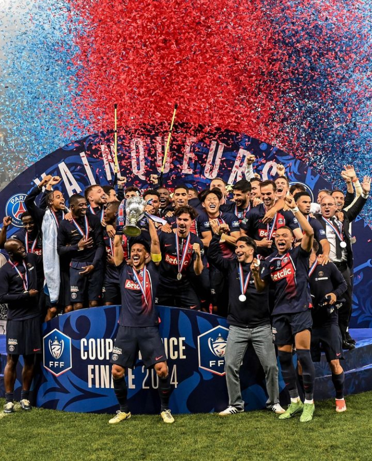 쿠프드 프랑스 우승컵을 들어올리며 기뻐하는 PSG 선수들
쿠프드 프랑스 우승컵을 들어올리며 기뻐하는 PSG 선수들
