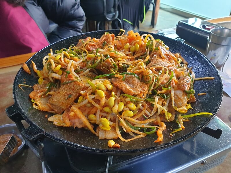  제주도 맛집_용이식당 중문점_흑돼지 두루치기 가성비 도민 맛집