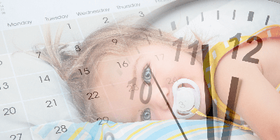 공갈젖꼭지의 사용시기에 대해서 아기가 누워있고 그 뒤엔 달력과 시계가 가고 있다