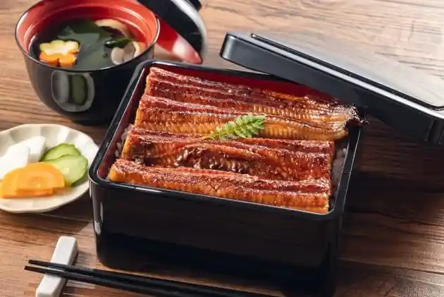 일본의 복날에는 장어를 먹습니다.