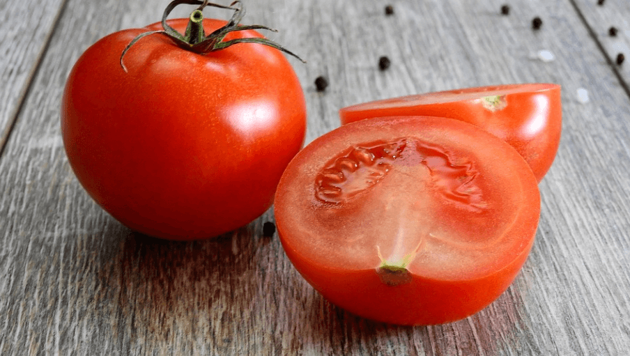 토마토 두개가 놓여 있다